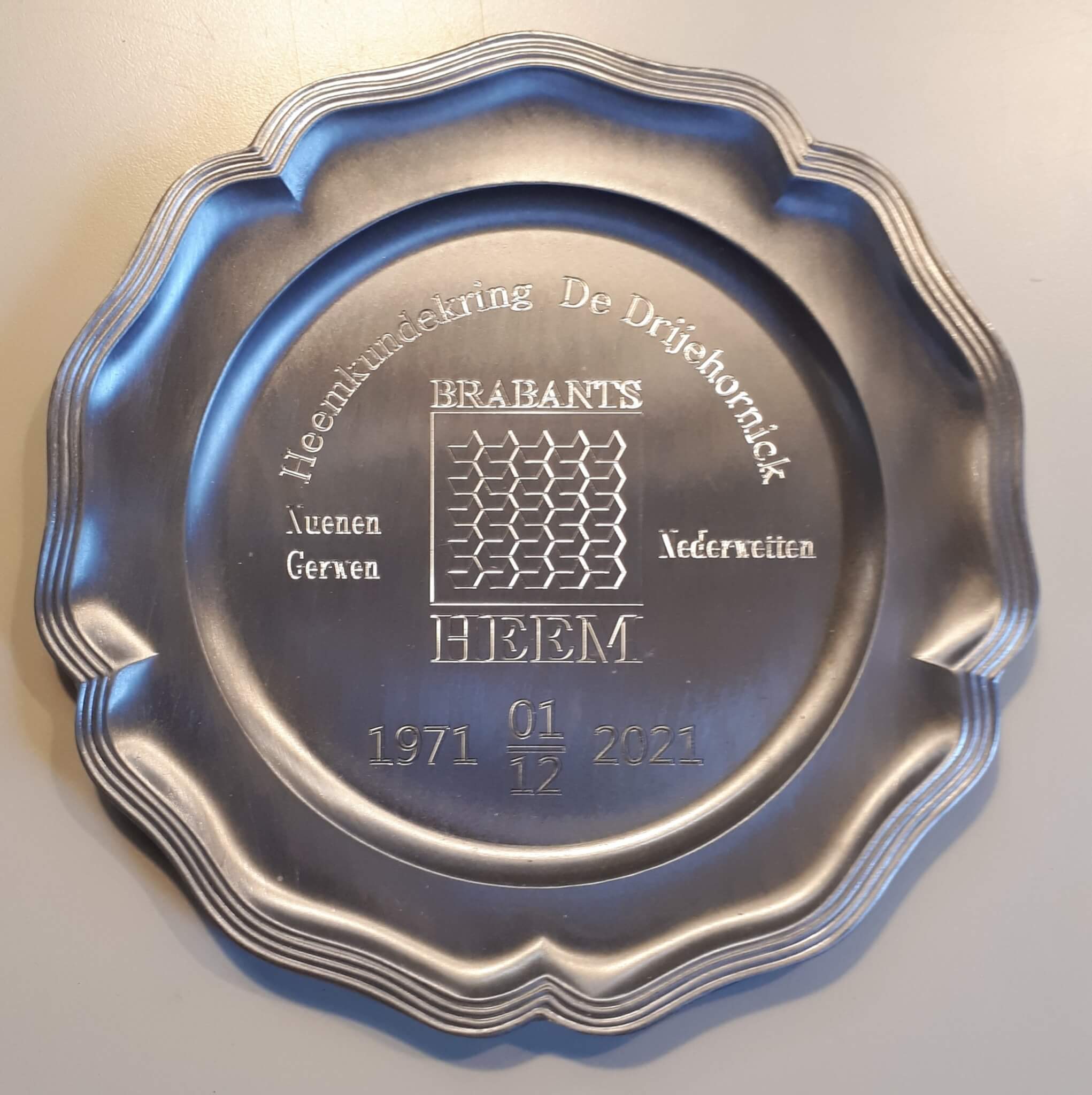Zilveren erepenning gemeente en gedenkbord Brabants Heem
