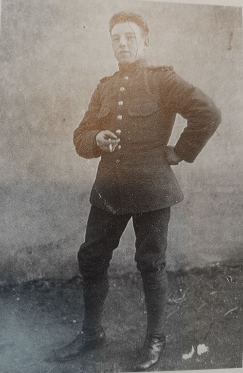 Toon van den Heuvel in uniform van landmacht