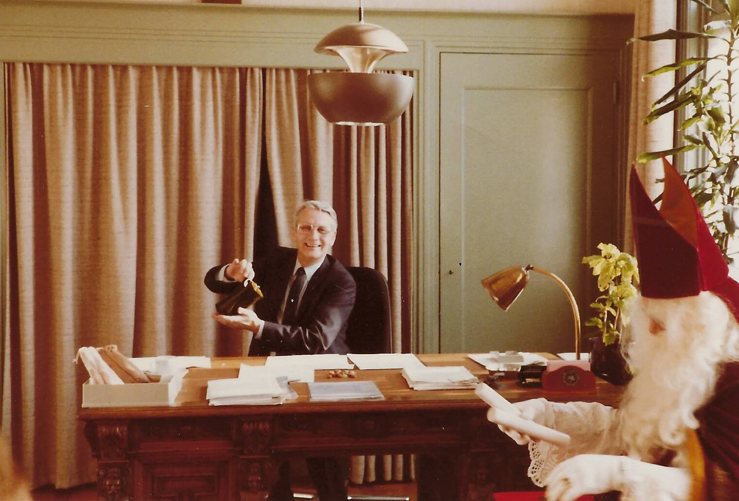 Als wethouder in juli 1985 (rechts van de voordeur gemeentehuis)