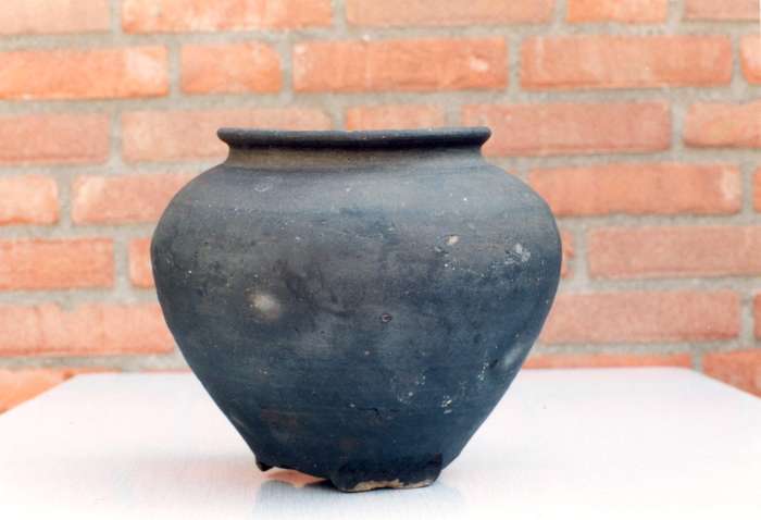 grijs aardewerken voorraadpot